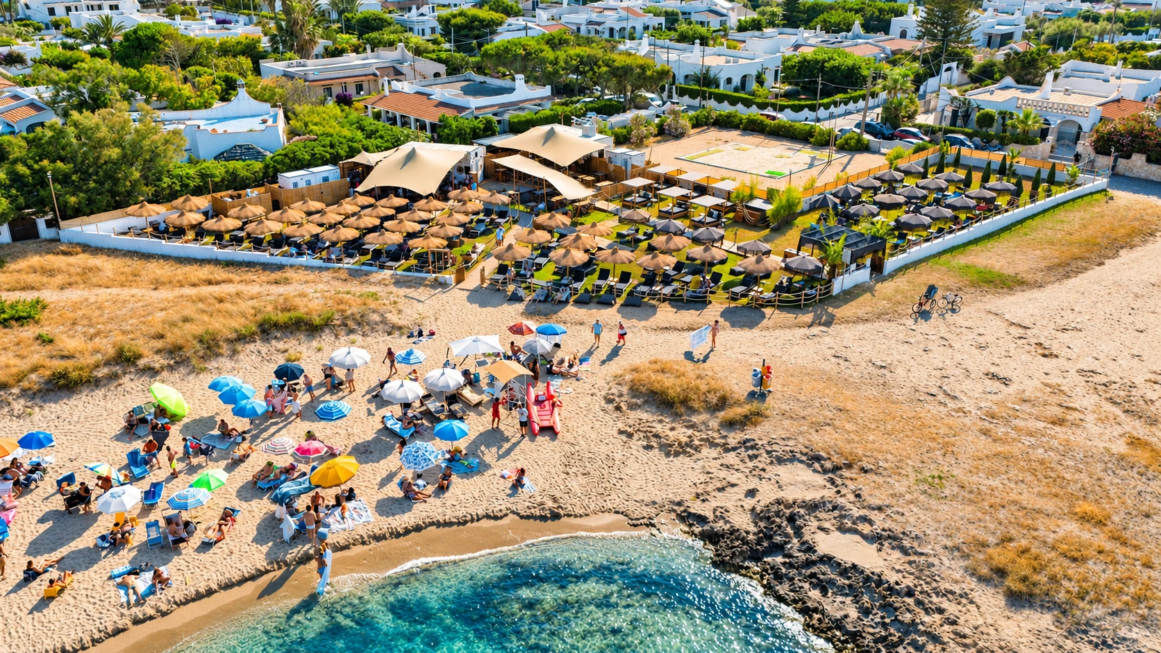 Ombrelloni e mare sulla costa pugliese